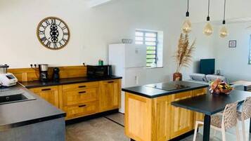 Een koelkast, een microgolfoven, een oven, een kookplaat