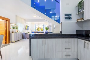 Villa Confort, vue sur la piscine | Cuisine privée | Cafetière-théière, grille-pain, moulin à café, congélateur
