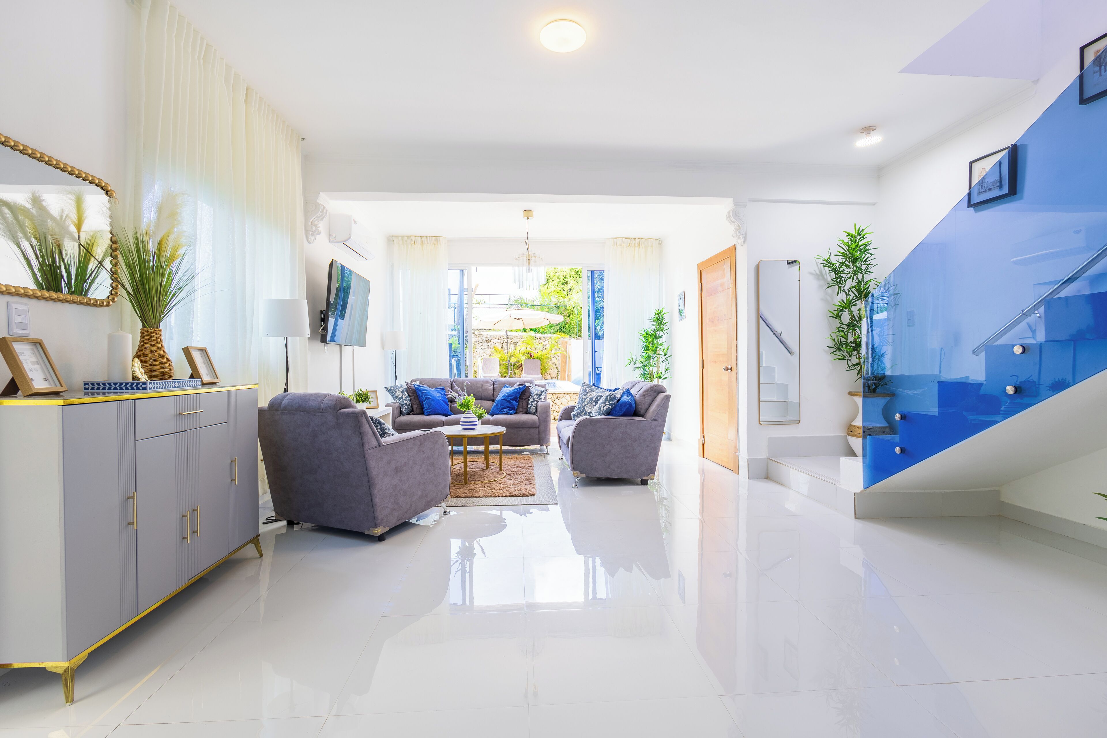 Villa – comfort, bassengutsikt | Oppholdsområde | En 50-tommers smart-TV med digitale kanaler samt Netflix