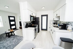 Køleskab, mikrobølgeovn, ovn, kogeplade