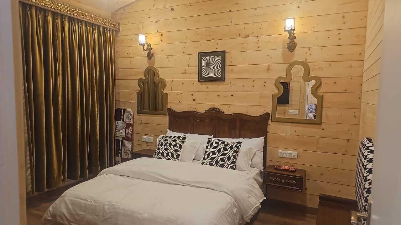 Family Room | Desk, laptop workspace, free WiFi