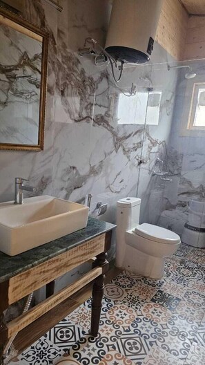 Perhehuone | Kylpyhuone | Ilmaiset hygieniatuotteet, tohvelit, pyyhkeet, saippua