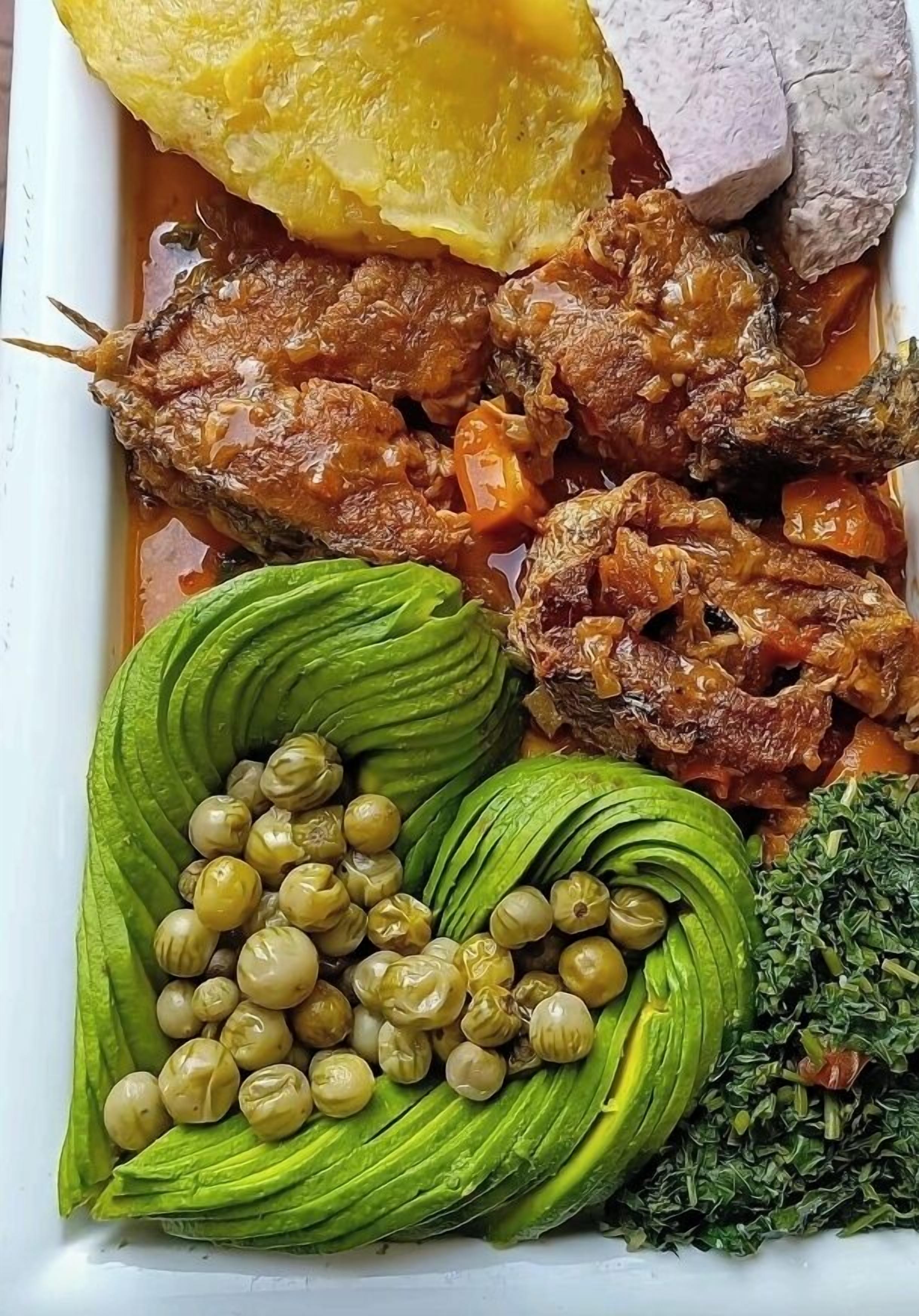 Un plato con diversos platos que incluyen carne, aguacate y verduras verdes.