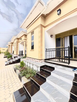 Economy Double Room, Garden View | Private kitchen | Fridge, microwave, oven, dishwasher - Zotel leisure courts kisigula  (Mbarara)