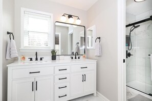 Shower, towels - Fully Renovated - 30 Night Min - 3/2.5 - Dogs OK - Smart Home (Charlotte)