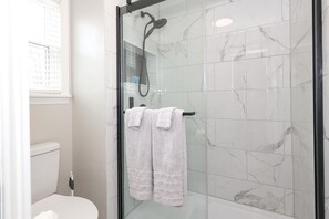 Shower, towels - Fully Renovated - 30 Night Min - 3/2.5 - Dogs OK - Smart Home (Charlotte)