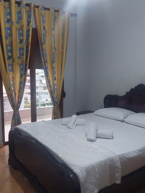 2 bedrooms, iron/ironing board, WiFi