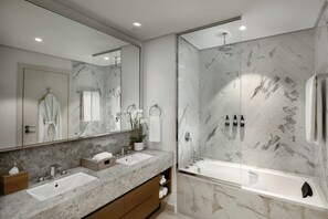 Combined shower/bathtub, free toiletries, hair dryer, slippers - Millennium Residences Saadiyat Island (Abu Dhabi)