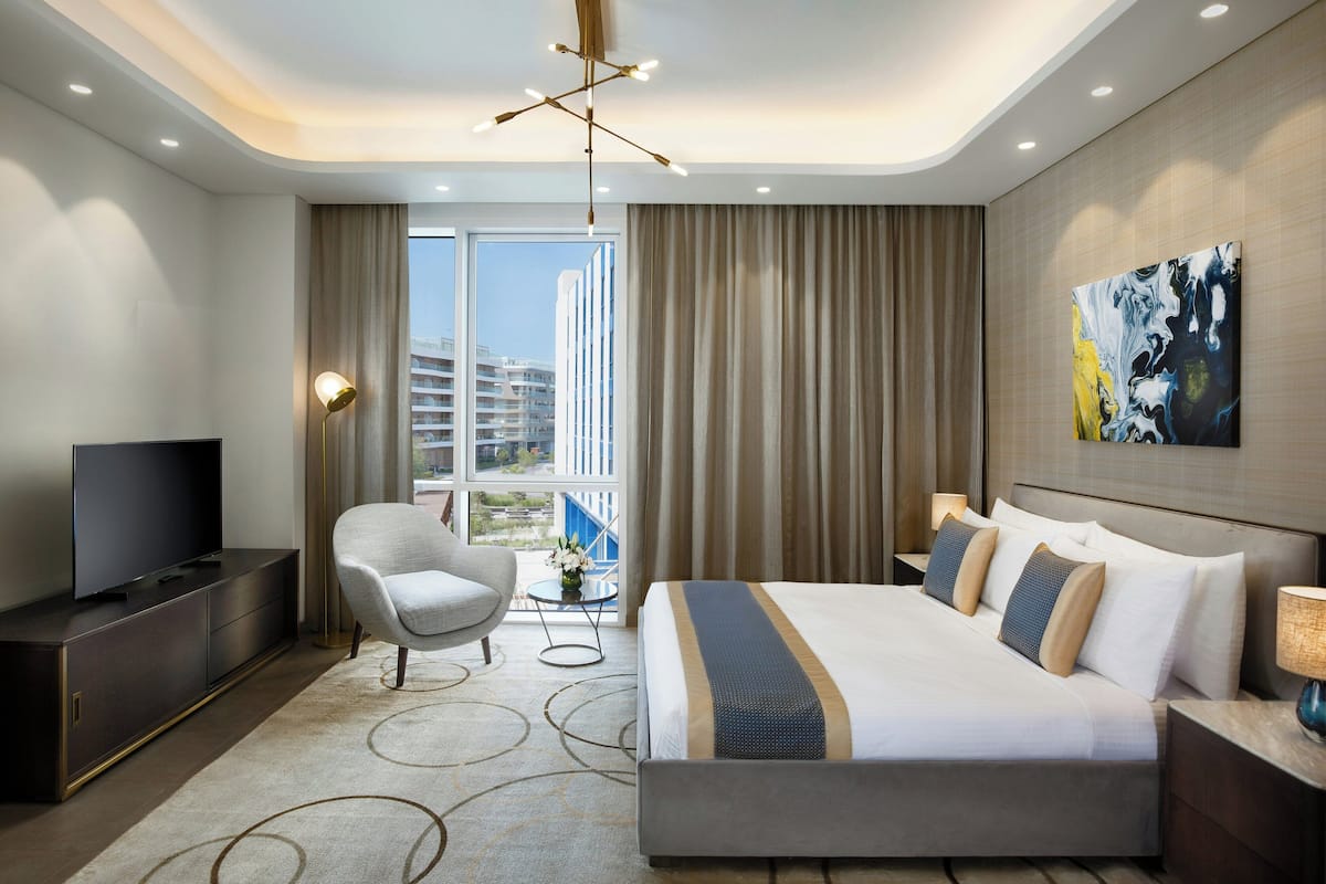 Studio (Residence) | In-room safe, desk, laptop workspace, blackout curtains