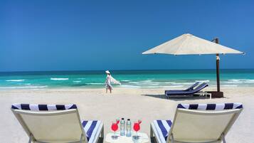 Plage privée à proximité, sable blanc, serviettes de plage