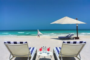 Playa privada en los alrededores, arena blanca, toallas de playa