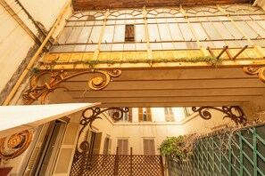 ดีลักซ์อพาร์ทเมนท์ | ลานระเบียง/นอกชาน