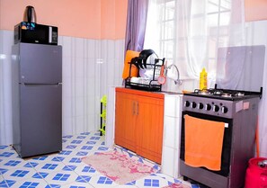 Een microgolfoven, een oven, een kookplaat