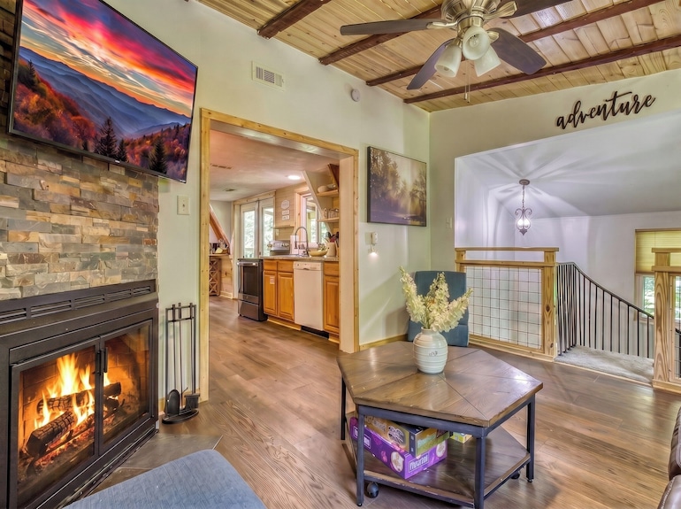 "Hillside Cottage"~ Minutes To Downtown~ Hot Tub~nature Setting~grill~sleeps 6 - Gatlinburg, TN