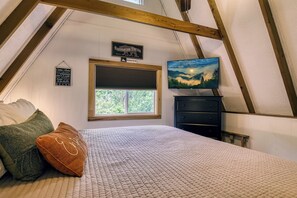 2 bedrooms, iron/ironing board, free WiFi, bed sheets - "Hillside Cottage"~ Minutes to Downtown~ Hot Tub~Nature Setting~Grill~Sleeps 6 (Gatlinburg)
