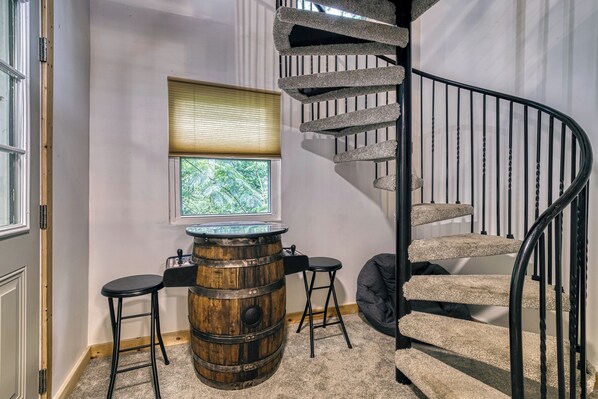 Interior - "Hillside Cottage"~ Minutes to Downtown~ Hot Tub~Nature Setting~Grill~Sleeps 6 (Gatlinburg)