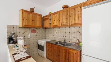 Jääkaappi, uuni, kahvin-/teenkeitin, vedenkeitin