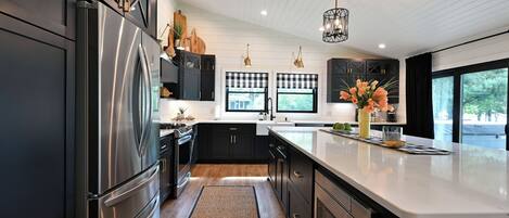 冷蔵庫、電子レンジ、オーブン、コンロ