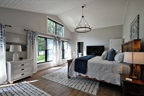 4 bedrooms, desk, WiFi, bed sheets