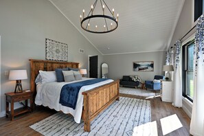 4 bedrooms, desk, WiFi, bed sheets