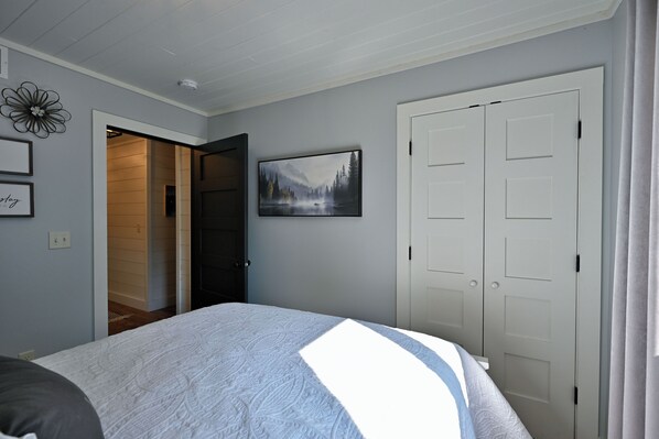 Desk, WiFi, bed sheets