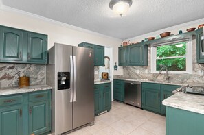 ثلاجة، ميكروويف، فرن، موقد طهي مسطح