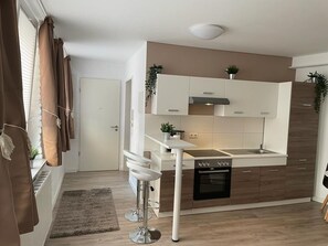 Mikrowelle, Herdplatte, Küchenrolle