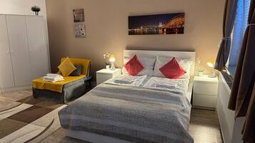 2 bedrooms, travel crib, free WiFi, bed sheets