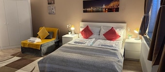 Quiet & cozy studios in a prime location. Direct proximity to the old town & DOM!