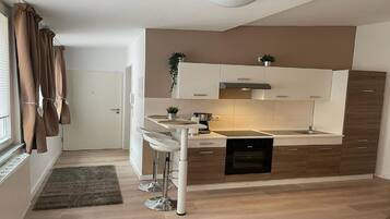 Micro-ondes, plaque de cuisson, serviettes en papier