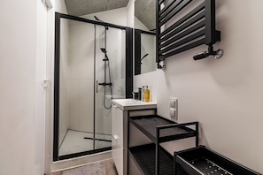Studio | Bathroom
