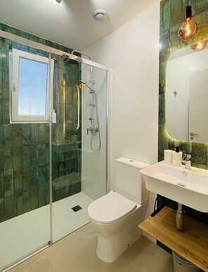 Douche, sĂšche-cheveux, serviettes fournies, savon