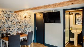 Deluxe Double Room, Ensuite, Garden View | Room amenity