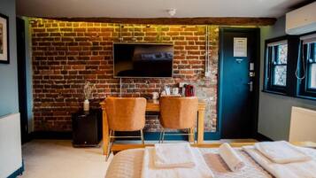 Deluxe Double Room | In-room safe, iron/ironing board, free WiFi