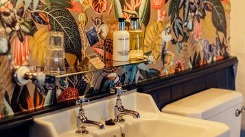 Deluxe Double Room, Private Bathroom, City View | Bathroom