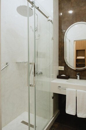 Chambre Standard avec lits jumeaux, vue sur la ville | Salle de bain | Séchoir à cheveux, serviettes fournies, savon, shampooing