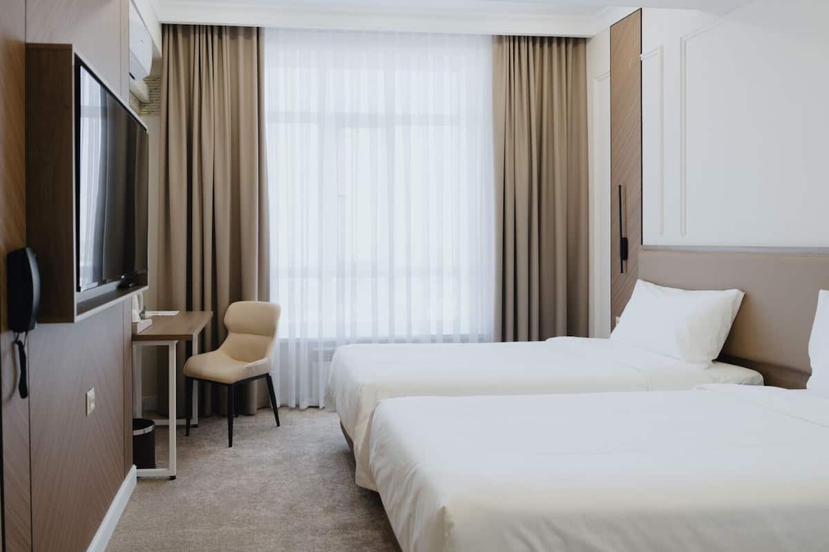 Chambre Standard avec lits jumeaux, vue sur la ville | Bureau, espace de travail pour ordinateurs portables