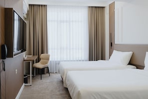 Chambre Standard avec lits jumeaux, vue sur la ville | Bureau, espace de travail pour ordinateurs portables