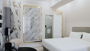 Kamar Double Standar, pemandangan kota