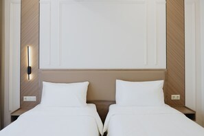 Kahden hengen standard-huone (kaksi sänkyä), kaupunkinäköala | Työpöytä, kannettavalle tietokoneelle sopiva työtila, ilmainen Wi-Fi