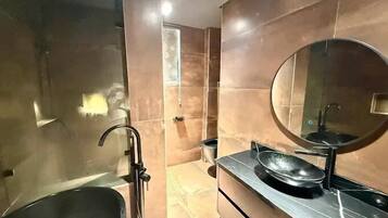 Familienapartment, Balkon, Stadtblick | Badezimmer | Kostenlose Toilettenartikel, Haartrockner, Handtücher, Seife