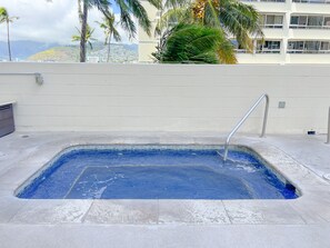 Pool - Aloha Living at Waikiki Lanais | Pool + Gym (Honolulu)