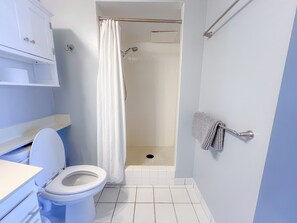 Dusche, Haartrockner, Handtücher