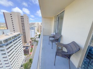 Property grounds - Aloha Living at Waikiki Lanais | Pool + Gym (Honolulu)