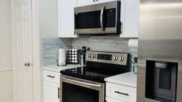 Mikrowelle, Ofen, Herdplatte, Geschirrspüler