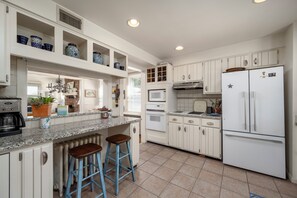 Réfrigérateur, micro-ondes, plaque de cuisson, lave-vaisselle