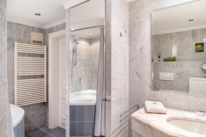 Douche, sèche-cheveux, serviettes fournies