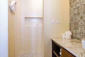 Douche, sĂšche-cheveux, serviettes fournies