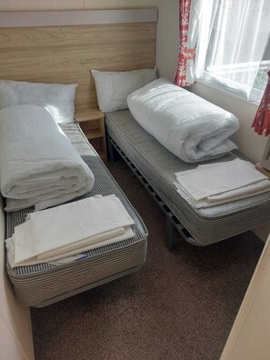 4 makuuhuonetta, silitysrauta/-lauta, vuodevaatteet