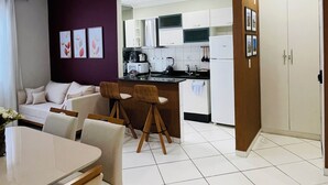 Un salon moderne comprenant un coin repas, une cuisine et une salle à manger séparée.